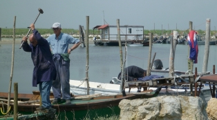 lavori al porticciolo di pesca all'ingresso della sacca di Scardovari (vicino a Barricata)