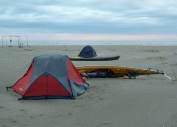 bivacco all'alba, con pioggia, sulla spiaggia dello Scanno del Burcio